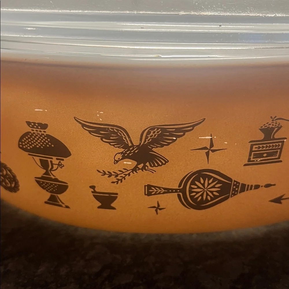 Vintage Pyrex Early American Glass Casserole Dish with Lid 22ct gold ex cond